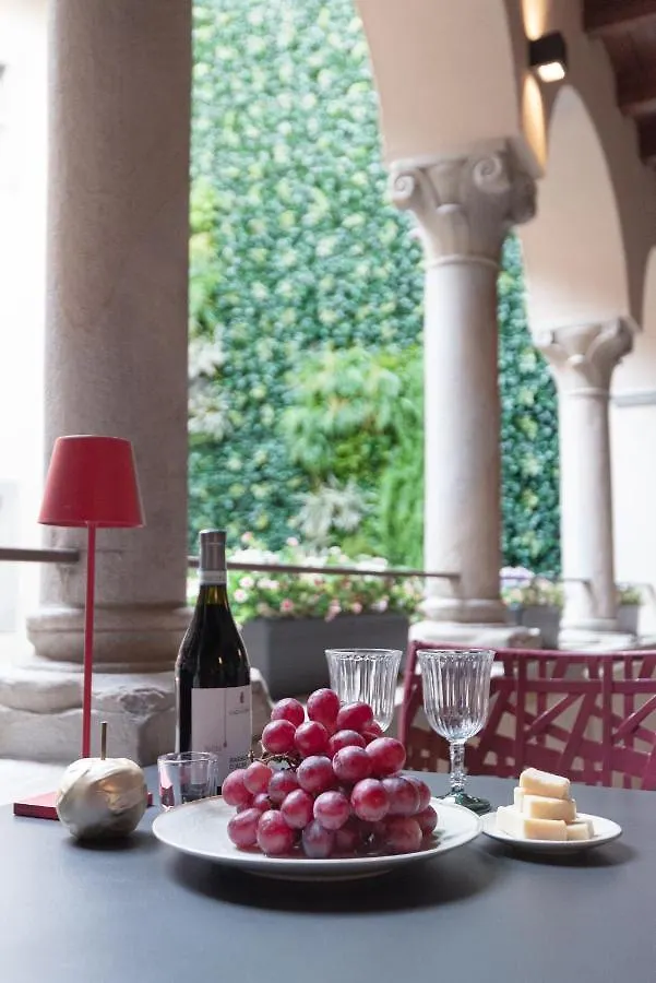 Rego Apartments - Boutique Aparthotel With Some Off-Site Apartments In A Charming Historic District Close To Upper Town Bergamo 0*,  Italy